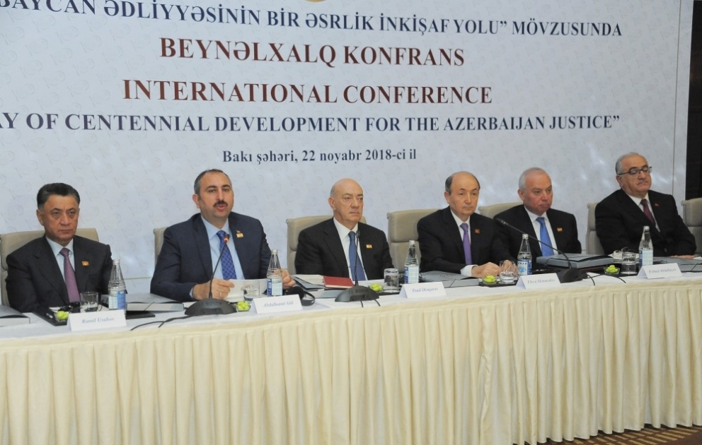 Internationale Konferenz zum Thema "Ein hundertjähriger Entwicklungsweg der aserbaidschanischen Justiz" in Baku VIDEO