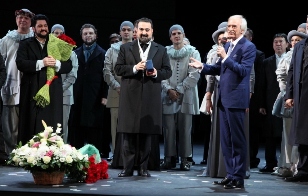 Rusiya Böyük Teatrının solisti Elçin Əzizova “Xalq artisti” fəxri adının vəsiqəsi və döş nişanı təqdim edilib VİDEO