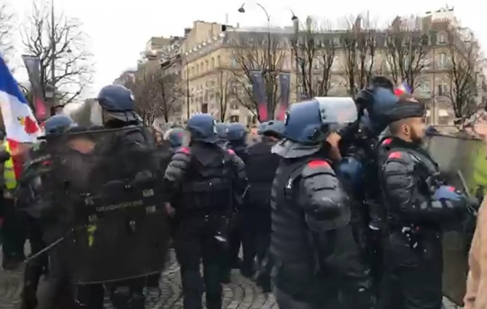 Polis Parisin mərkəzində etirazçılara qarşı gözyaşardıcı qazdan istifadə edib VİDEO