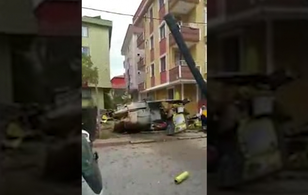 İstanbulda hərbi helikopterin qəzaya uğraması nəticəsində dörd nəfər həlak olub VİDEO