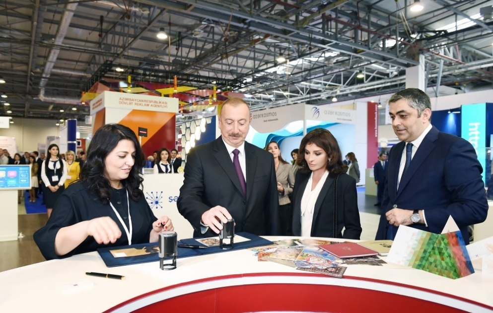 Президент Азербайджана Ильхам Алиев ознакомился с выставкой «Bakutel-2018» ВИДЕО