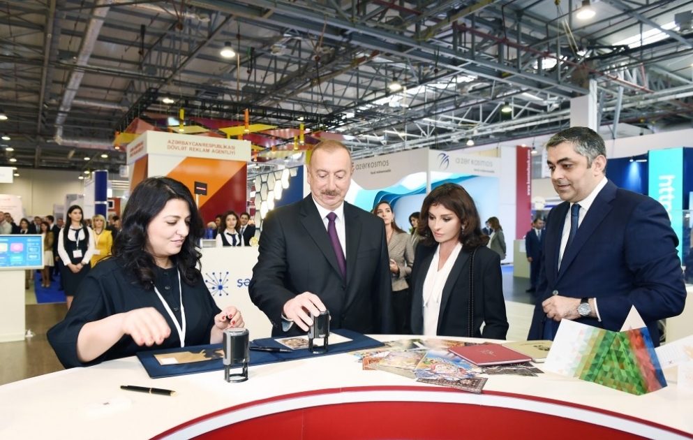 Le président Ilham Aliyev visite le salon «Bakutel 2018» VIDEO