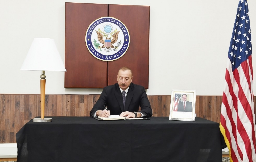 Prezident İlham Əliyev Amerika Birləşmiş Ştatlarının ölkəmizdəki səfirliyində olub, ABŞ-ın 41-ci Prezidenti Corc Buşun vəfatı ilə əlaqədar başsağlığı verib YENİLƏNİB VİDEO