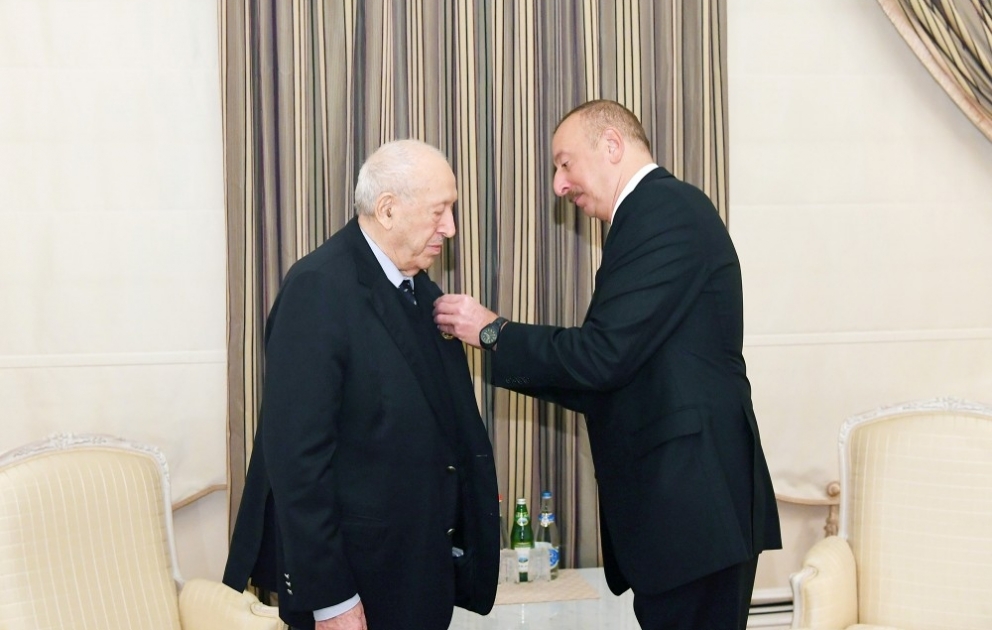 Le président Ilham Aliyev remet l’Ordre du Travail de 1ère classe au peintre Tahir Salahov VIDEO