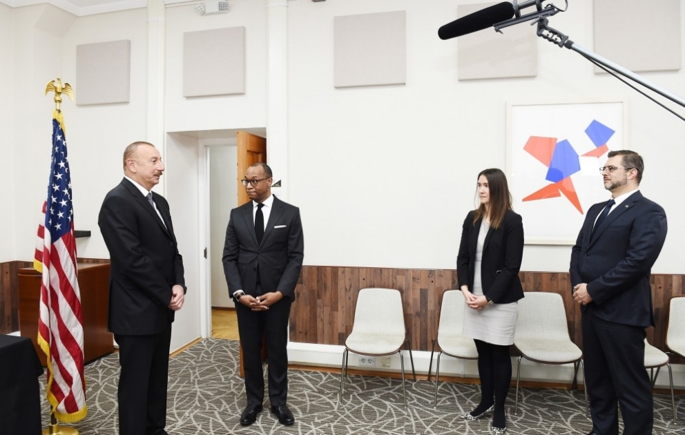 Staatspräsident Ilham Aliyev besucht US- Botschaft Baku VIDEO