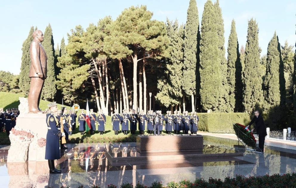Le président de la République rend hommage à la mémoire du leader national Heydar Aliyev VIDEO