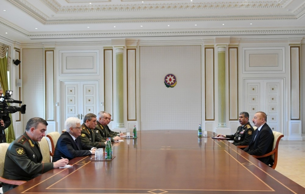 Le président Ilham Aliyev reçoit une délégation menée par le chef d’état-major des armées russes VIDEO