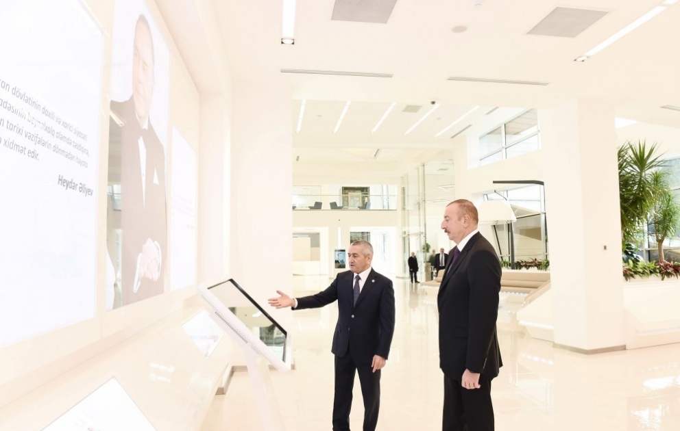 Präsident Ilham Aliyev weiht in Bakikhanov Siedlung von Baku neues Jugendzentrum ein VIDEO