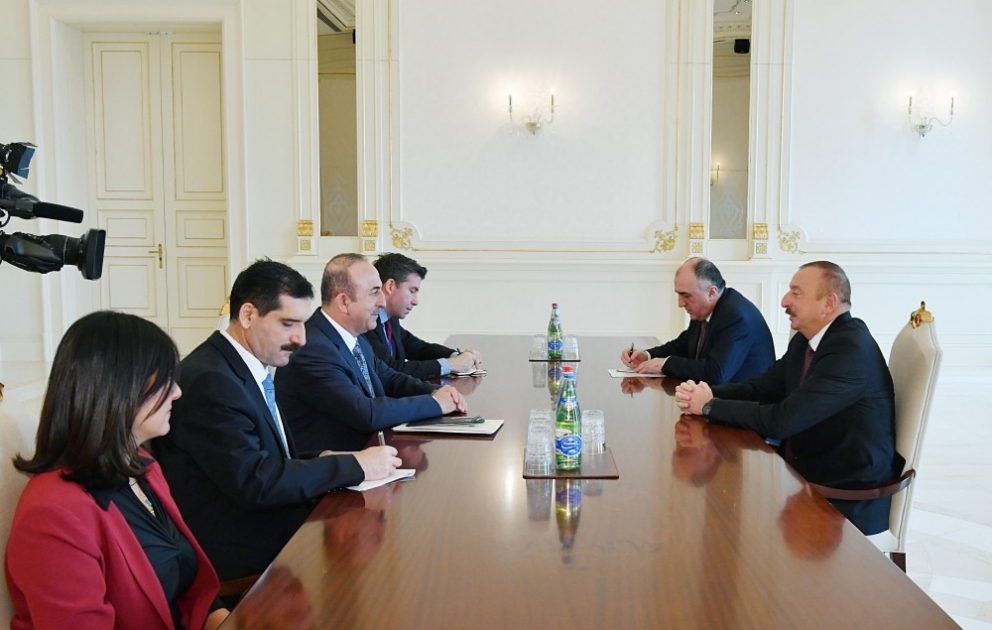 Staatspräsident Ilham Aliyev empfängt türkischen Außenminister VIDEO