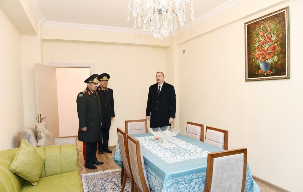 Präsident Ilham Aliyev weiht für Militär neu gebautes Wohngebäude ein VIDEO