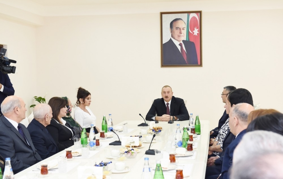 Präsident Ilham Aliyev weiht für Flüchtlingsfamilien gebauten Wohnkomplex ein VIDEO