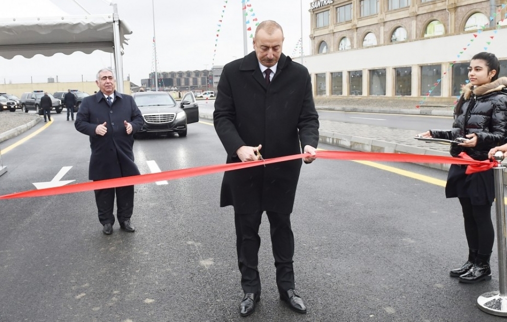 Le président Ilham Aliyev a participé à l’ouverture d’une nouvelle route reliant l’avenue Ziya Bunyadov à la route Balakhany-Binagadi VIDEO