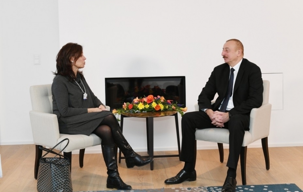 Aserbaidschans Präsident Ilham Aliyev trifft sich mit Exekutiv-Vizepräsidentin von Cisco VIDEO