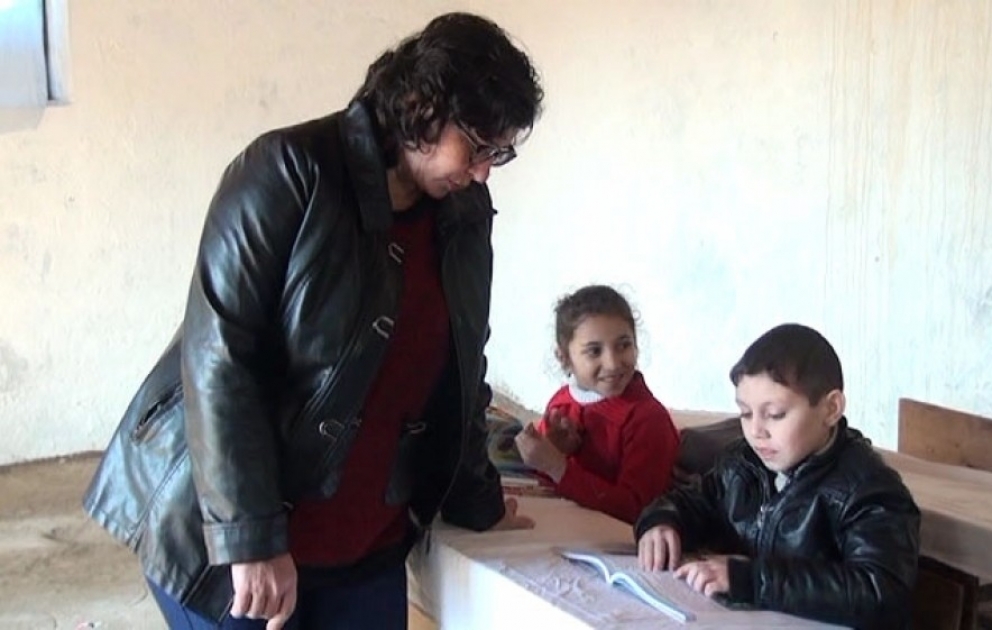 Peşəsinin vurğunu – hər gün Kürü qayıqla keçib məktəbə gedən müəllim VİDEO