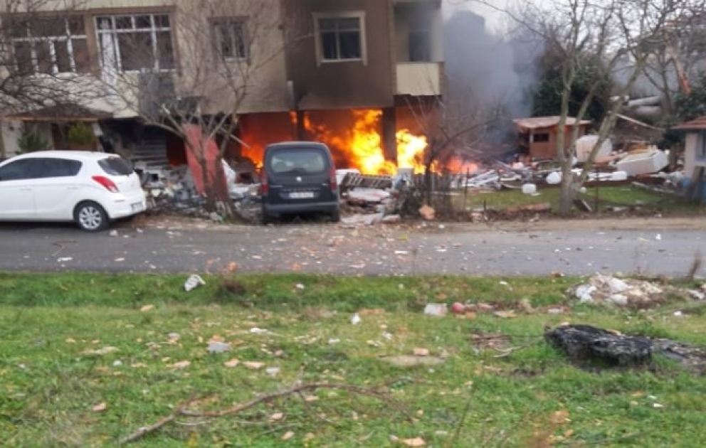 İstanbulda yaşayış binasında partlayış baş verib VİDEO