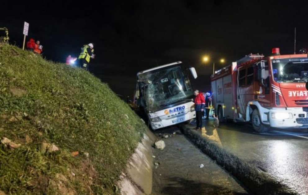 İstanbulda sərnişin avtobusu aşıb, ölənlər var VİDEO