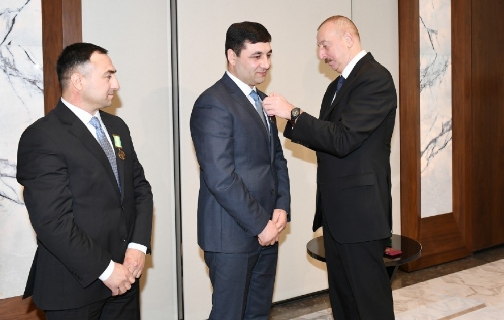 Prezident İlham Əliyev Ukraynada yaşayan soydaşlarımız Umud və Sabir Şirinov qardaşlarını “İgidliyə görə” medalı ilə təltif edib YENİLƏNİB VİDEO