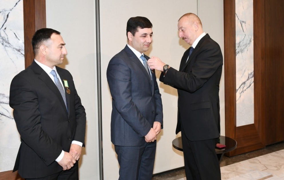 Le président Ilham Aliyev décore les frères Sabir et Oumoud Chirinov de la Médaille de la bravoure VIDEO