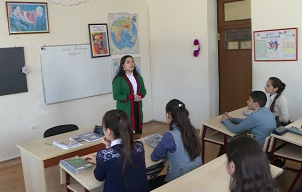 Qubada müəllim işləyən bakılı qız VİDEO