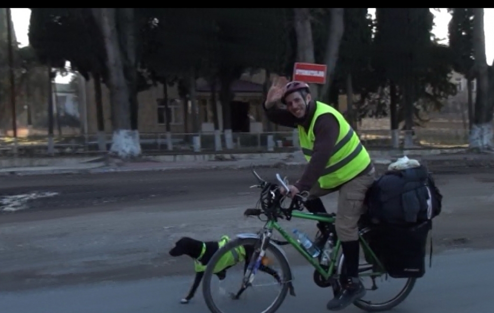 Velosipedlə dünya səyahətinə çıxan polşalı turist Tovuzda VİDEO