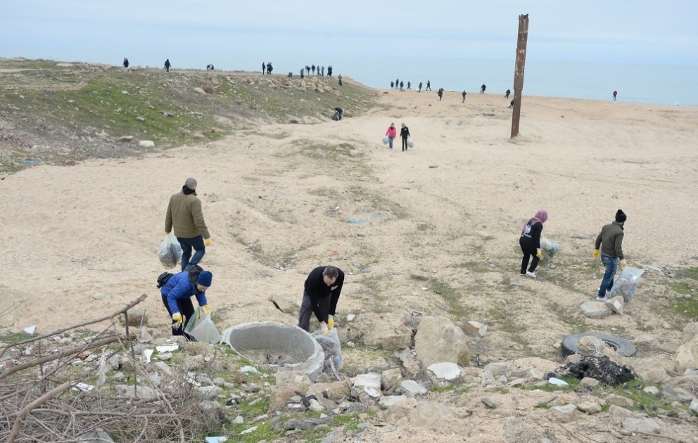 Bilgəh çimərliyinin bir hissəsində 5 hektardan artıq sahil zolağı plastik tullantılardan təmizlənib VİDEO