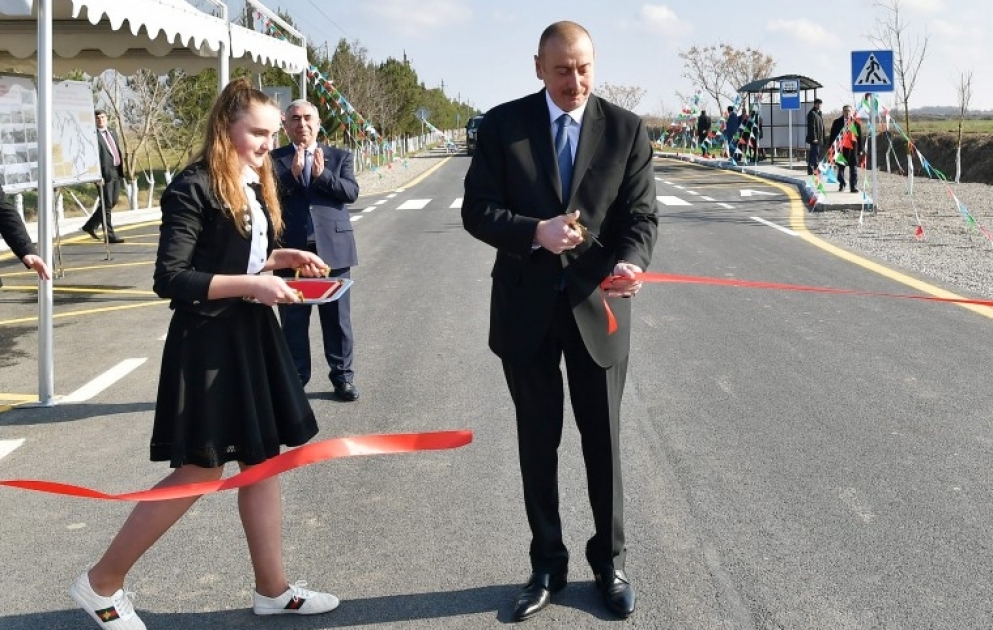 Beylagan: Präsident Ilham Aliyev weiht neu gebaute Automobilstraße ein VIDEO