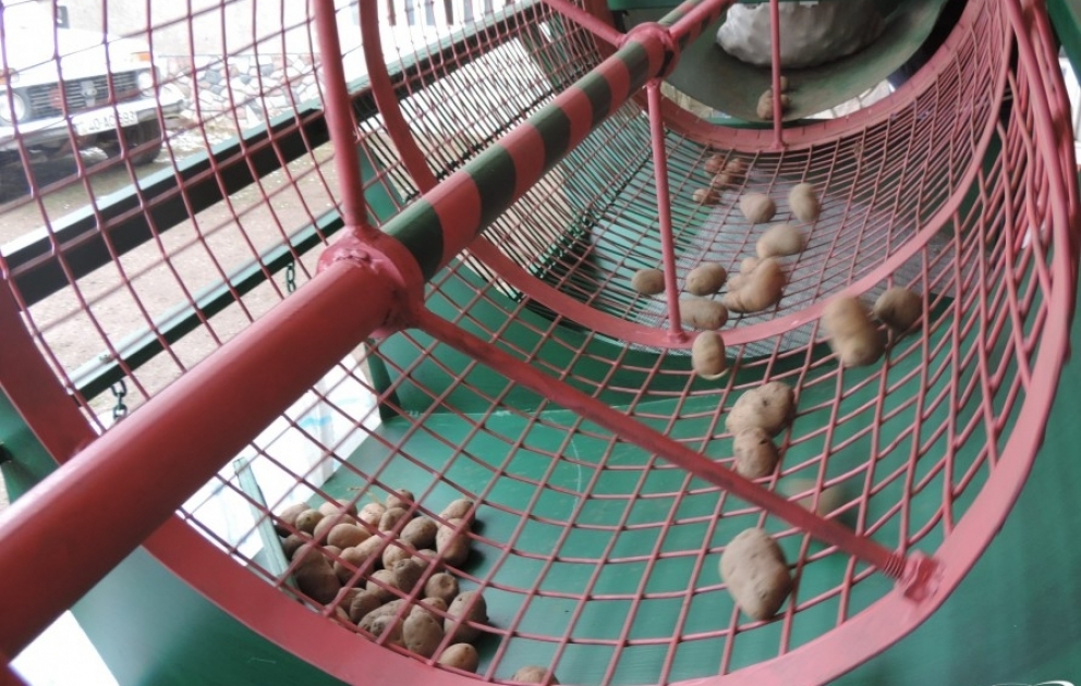 Qusarlı fermer bir gündə 50 tona yaxın kartof çeşidləyə bilən aqreqat düzəldib VİDEO