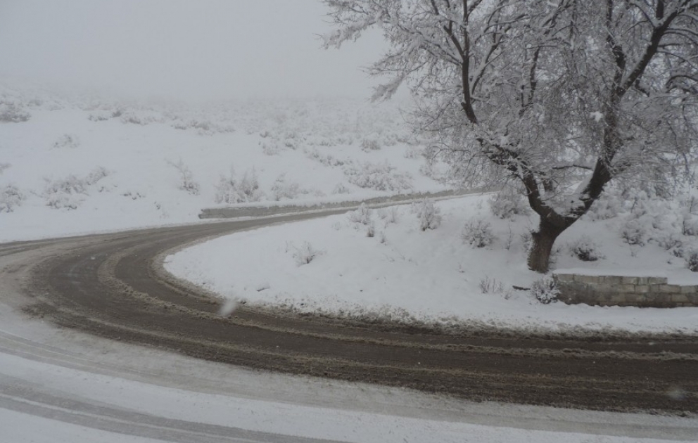 Выпавший снег создал определенные проблемы в движении транспорта на Агсуинском перевале ВИДЕО