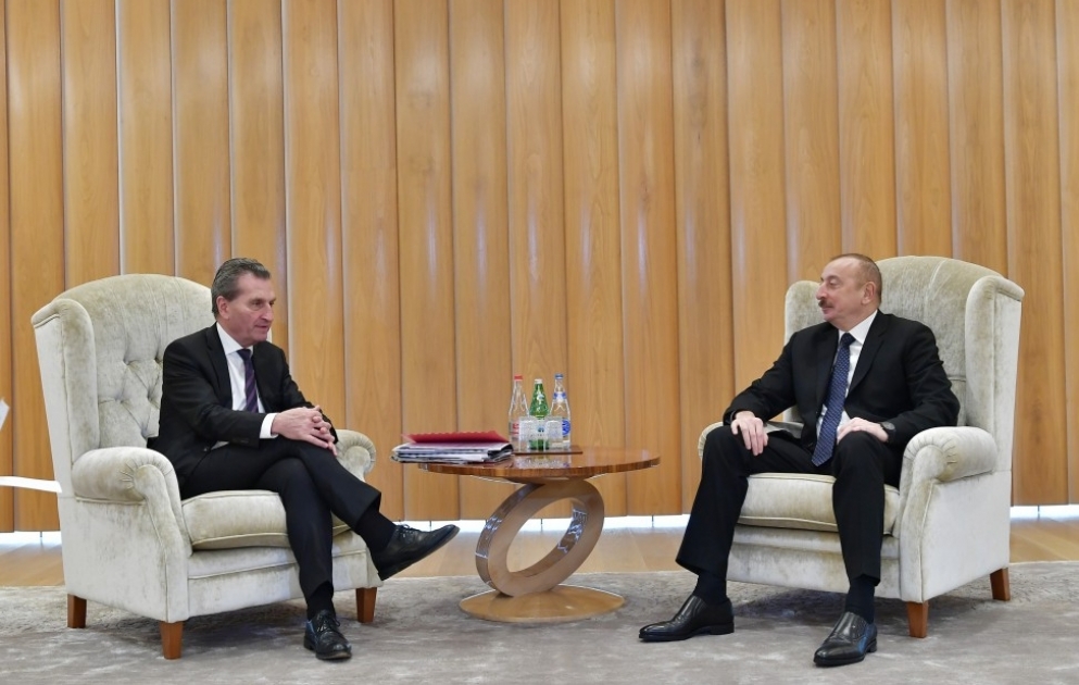 Präsident Ilham Aliyev trifft sich mit EU-Kommissar für Finanzplanung und Haushalt VIDEO