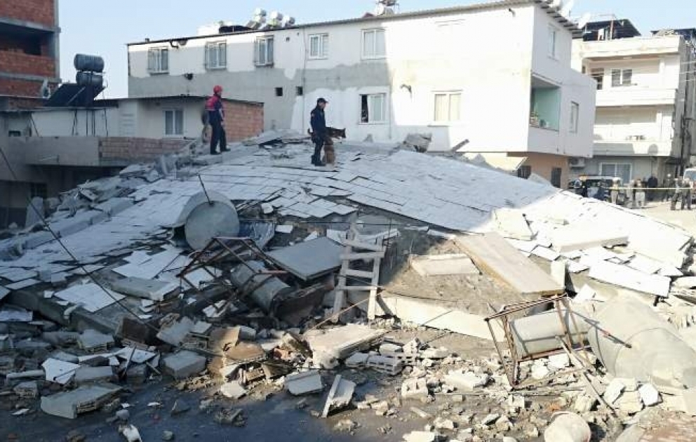 Türkiyənin Mersin şəhərində bina çöküb VİDEO