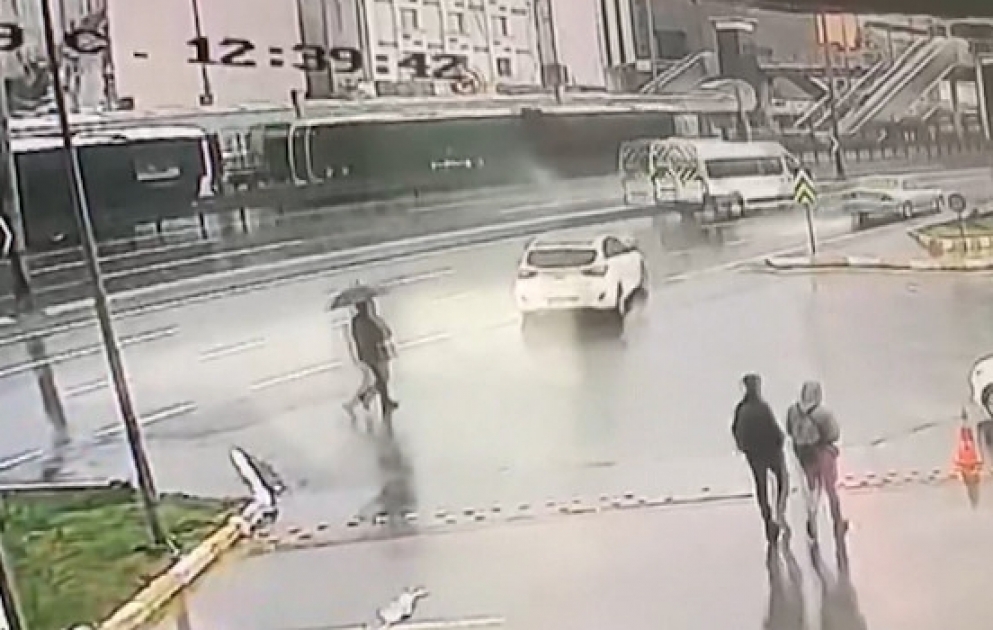 İstanbulda metrobus qəzası baş verib VİDEO