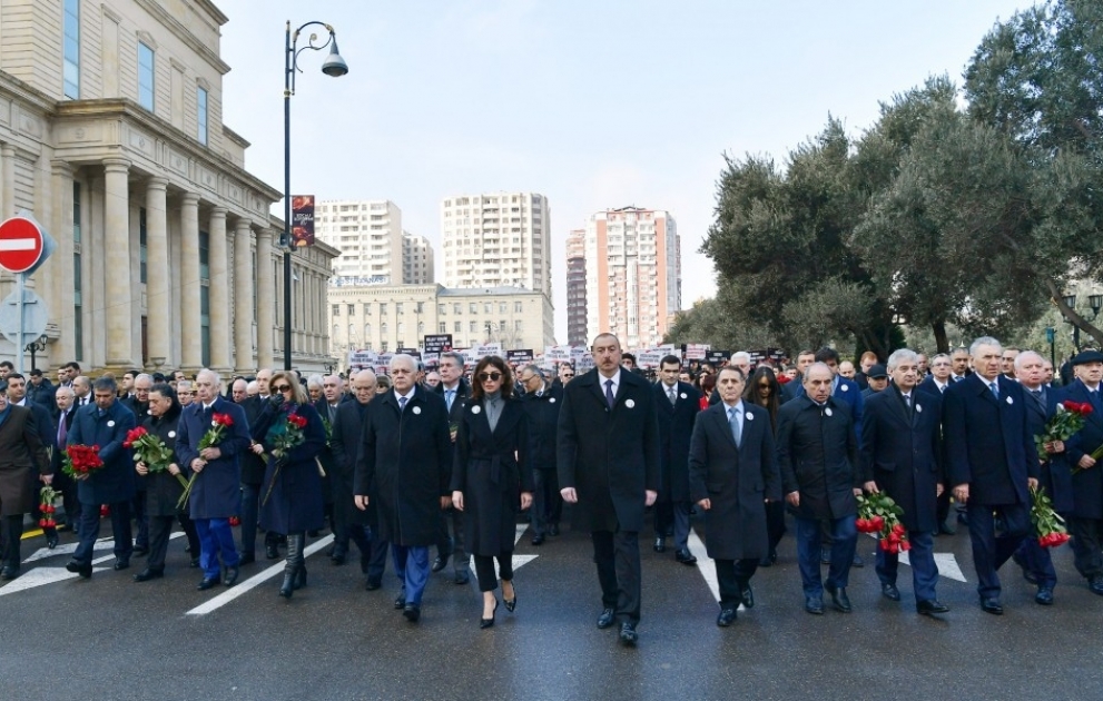 Xocalı soyqırımının 27-ci ildönümü ilə əlaqədar Bakıda ümumxalq yürüşü keçirilib  Azərbaycan Prezidenti İlham Əliyev yürüşdə iştirak edib  YENİLƏNİB 4 VİDEO