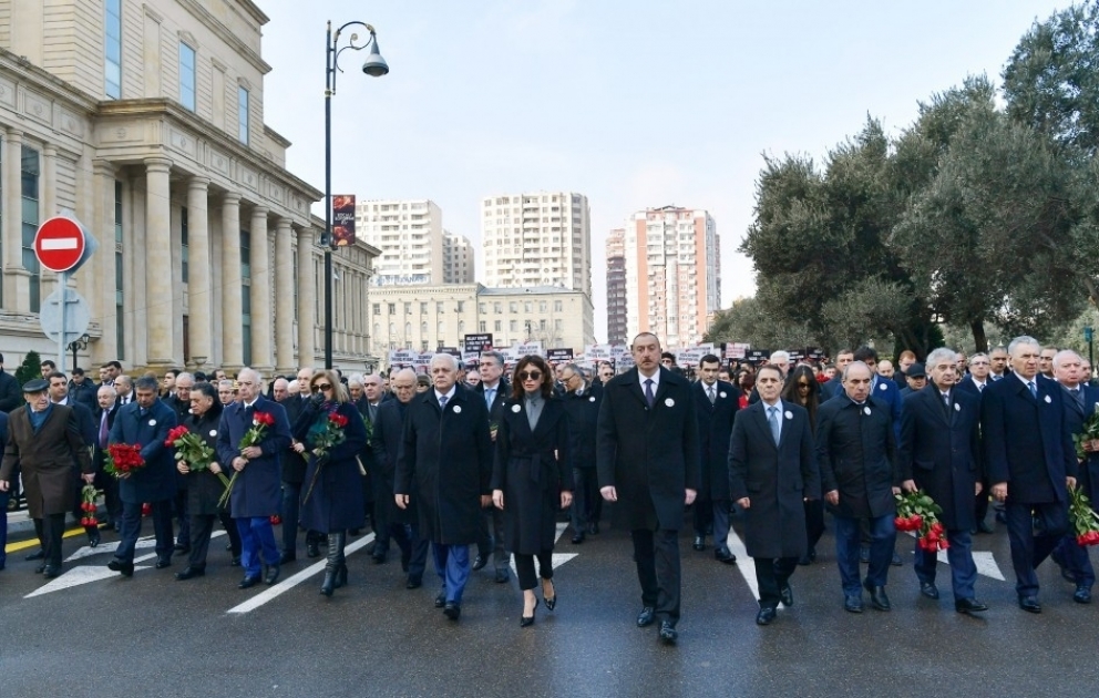 Großer Umzug aus Anlass des 27. Jahrestages des Völkermords von Chodschali  Präsident Ilham Aliyev nahm am Marsch teil VIDEO