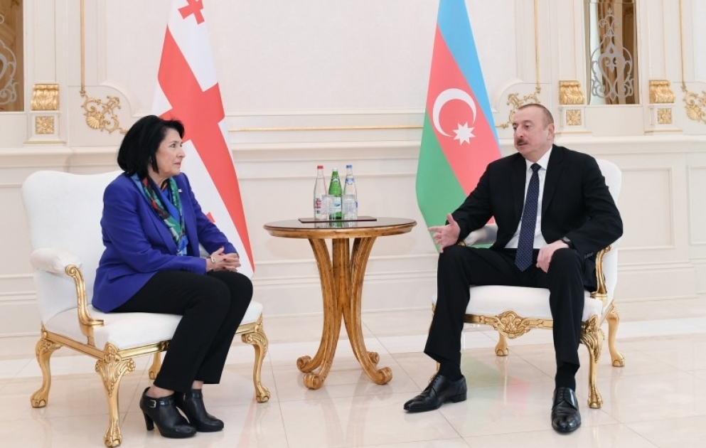 Präsident Ilham Aliyev und Präsidentin Salome Surabischwili treffen sich unter vier Augen VIDEO