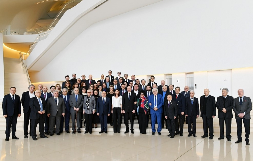 Präsident Ilham Aliyev und First Lady Mehriban Aliyeva treffen sich mit einer Gruppe von Kultur- und Kunstschaffenden VIDEO