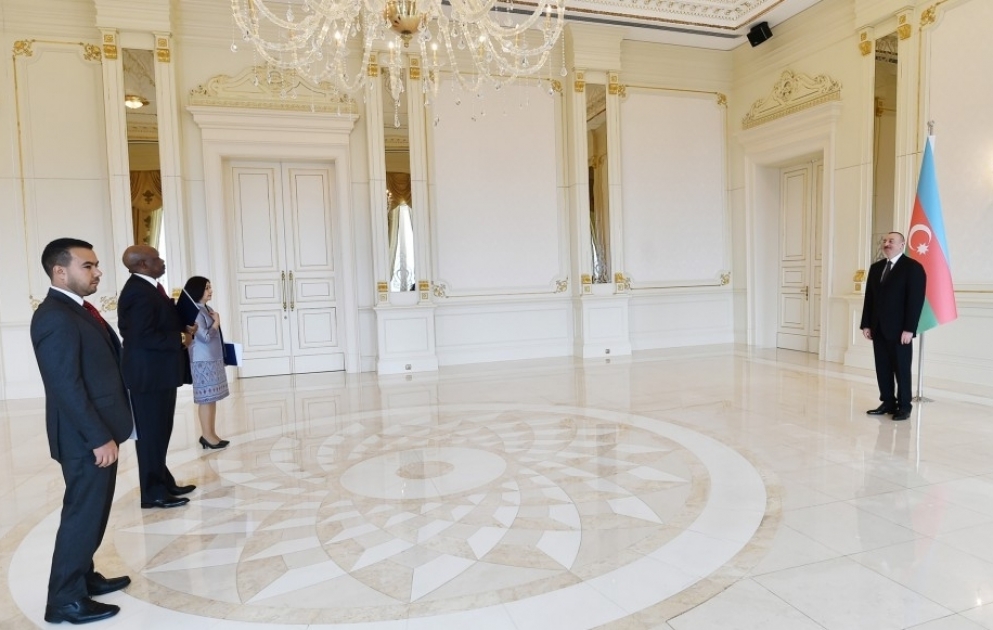 Le président Ilham Aliyev a reçu les lettres de créance des nouveaux ambassadeurs du Venezuela, du Rwanda et de Thaïlande en Azerbaïdjan VIDEO