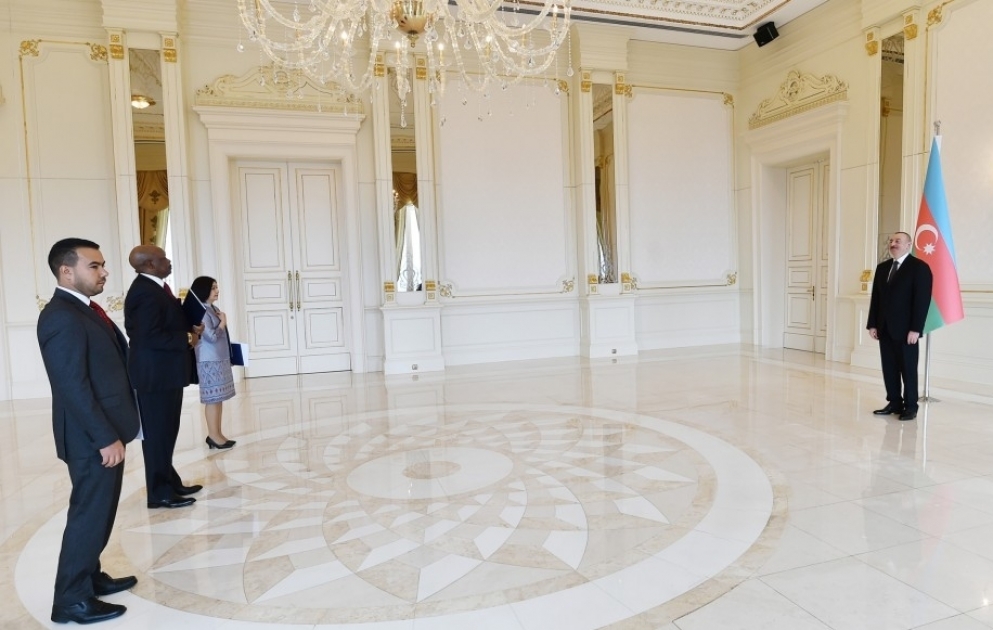 Neue Botschafter von Venezuela, Ruanda und Thailand überreichen Präsident Ilham Aliyev ihre Beglaubigungsschreiben VIDEO