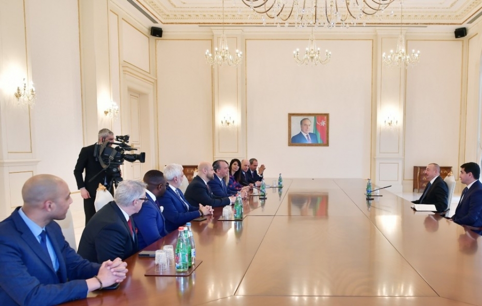 Le président Ilham Aliyev reçoit une délégation menée par le président de la Fondation américaine pour la compréhension ethnique VIDEO