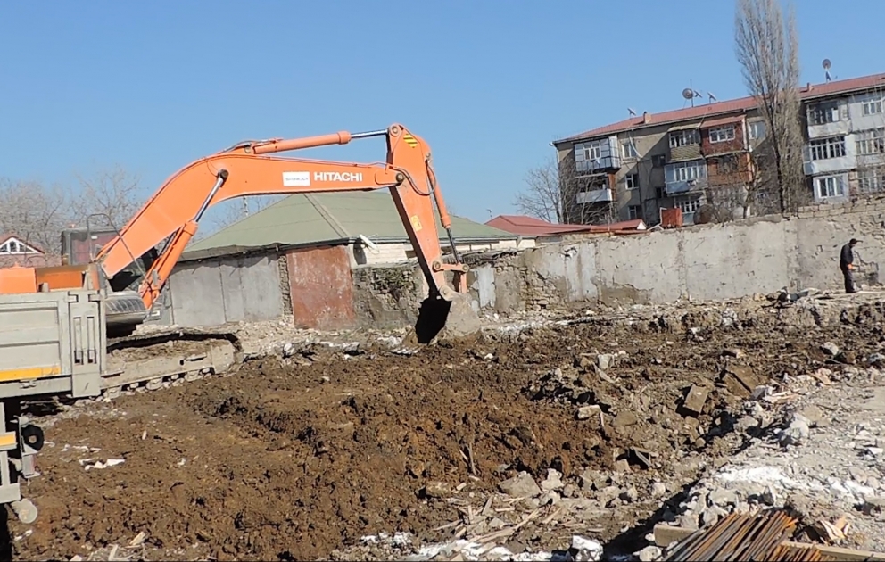 Şamaxıda zəlzələ zamanı evləri qəzalı vəziyyətə düşmüş sakinlər üçün çoxmənzilli bina tikilir VİDEO