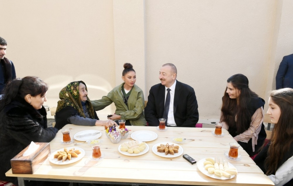 Staatspräsident Ilham Aliyev und First Lady Mehriban Aliyeva zu Besuch in Schamachi Region VIDEO
