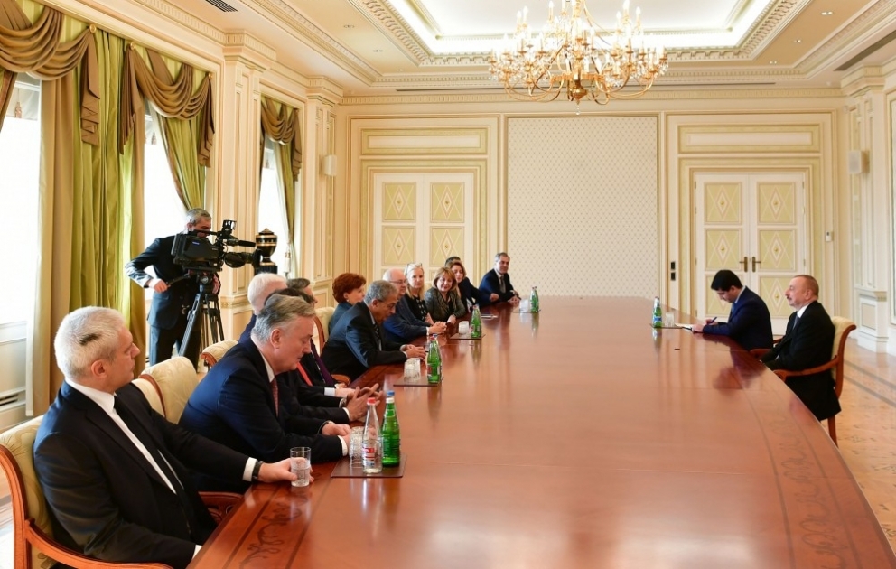 Le président Ilham Aliyev rencontre les coprésidents et un groupe de membres du Conseil d’administration du Centre Nizami Gandjavi VIDEO