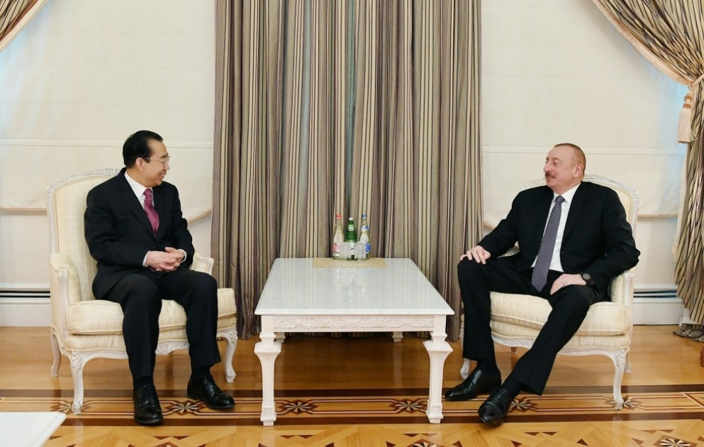 Präsident Ilham Aliyev empfängt Präsident des Chinesischen Nationalen Instituts für auswärtige Angelegenheiten VIDEO