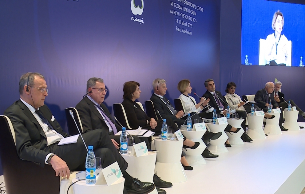 VII Qlobal Bakı Forumunun üçüncü panel iclası: “Bu, qloballaşmanın sonudurmu?” VİDEO