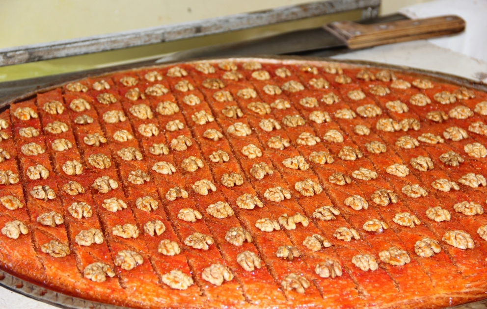 Yalnız kişilərin bişirdiyi ləziz şirniyyat - Quba paxlavası  VİDEO FOTOLENT