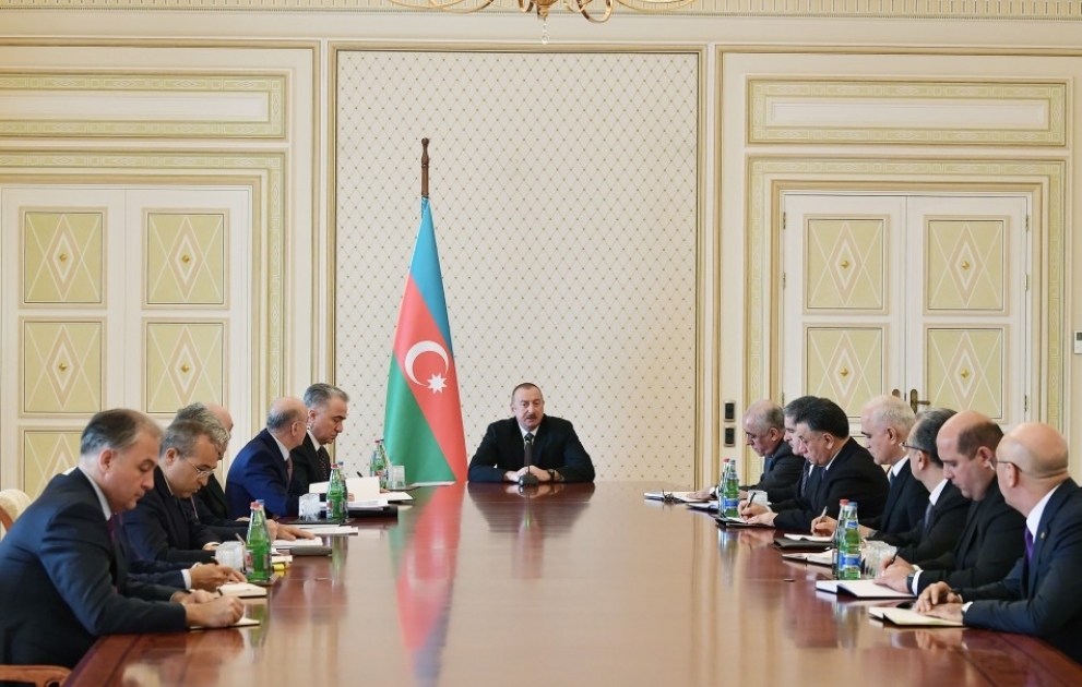 Le président Ilham Aliyev tient une réunion à la suite de l’incendie survenu dans un centre commercial à Bakou VIDEO