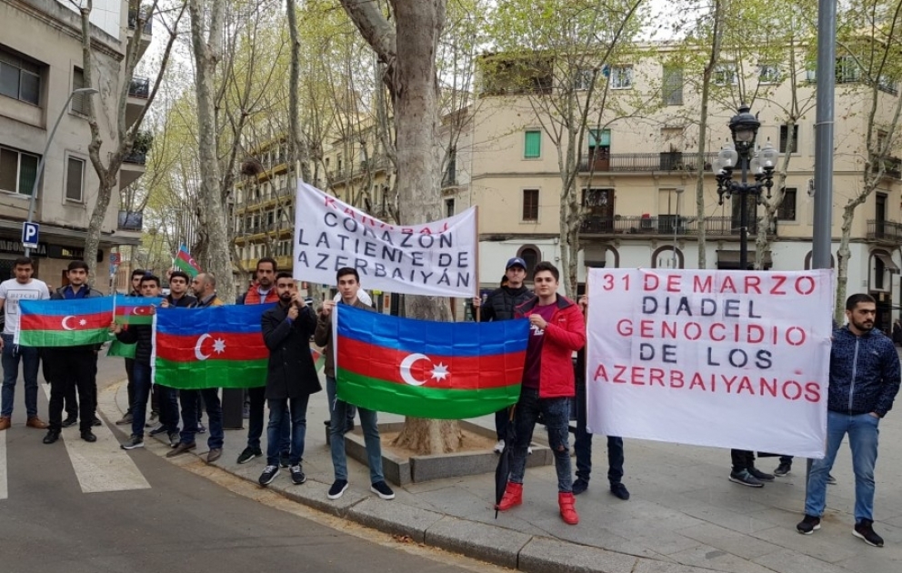 Barselonada azərbaycanlılar erməni təxribatına qarşı etiraz aksiyası keçiriblər VİDEO