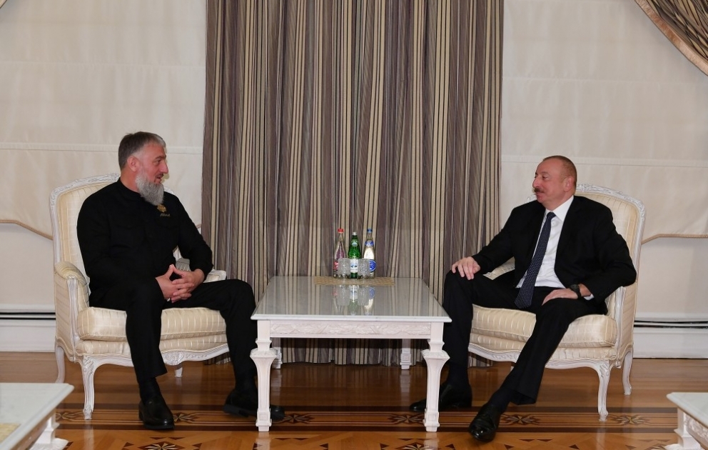 Le président Ilham Aliyev reçoit un conseiller du dirigeant de la République de Tchétchénie VIDEO
