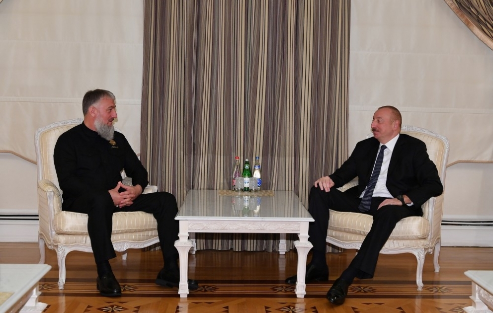 Präsident Ilham Aliyev empfängt Berater von Präsident Tschetscheniens VIDEO