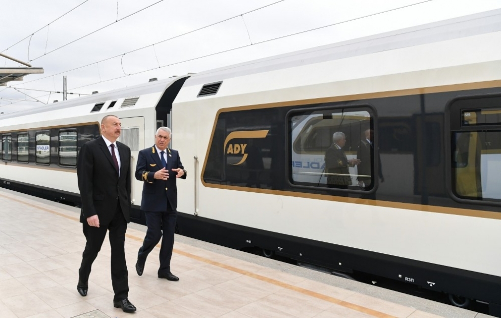 Le président Ilham Aliyev prend connaissance du train de la ligne Bakou-Tbilissi-Kars VIDEO