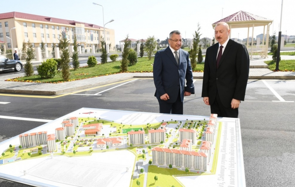 В бакинском поселке Кюрдаханы состоялось открытие нового жилого комплекса для вынужденных переселенцев В открытии принял участие Президент Ильхам Алиев  ОБНОВЛЕНО 2 ВИДЕО